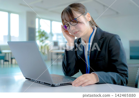 一位看起來很疲憊的女上班族 142465880