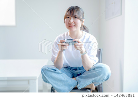 操作智能手機的婦女 操作智能手機的婦女 142465881