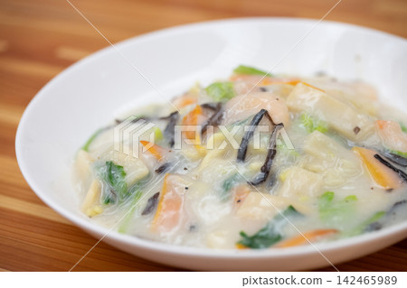 蝦仁和蔬菜配濃稠醬汁。 蝦仁和蔬菜配濃稠醬汁。 142465989