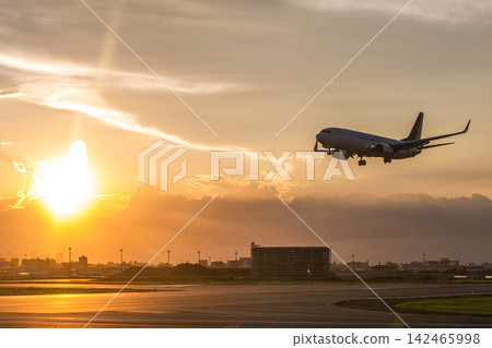 飛機在日落天空中起飛 飛機在日落天空中起飛 142465998