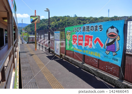 從敞篷車廂看到的土佐黑潮鐵道安田站(高知縣安田町)。 從敞篷車廂看到的土佐黑潮鐵道安田站(高知縣安田町)。 142466045