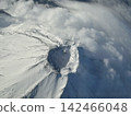 富士山的冬季景色：從飛機上拍攝的白雪皚皚的山峰和雲海。 142466048