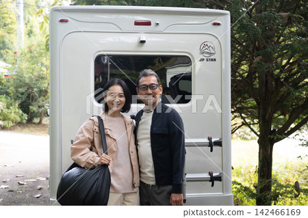 一對中年夫婦踏上了穿越高地的公路旅行。 142466169
