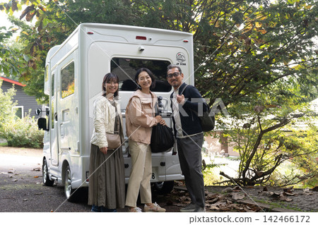 三個人在八岳的一輛露營車前微笑。 三個人在八岳的一輛露營車前微笑。 142466172