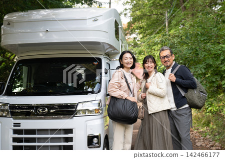清裡町一輛露營車前，三個人笑容燦爛。 142466177
