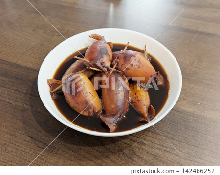自製魷魚飯、糯米飯、白煮魷魚 自製魷魚飯、糯米飯、白煮魷魚 142466252