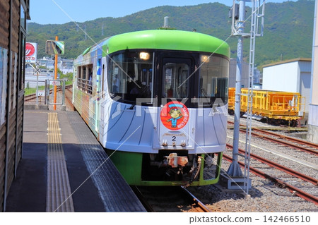 Tosa Kuroshio Railway's open-deck train (9640 series special edition car, Aki Station) Tosa Kuroshio Railway's open-deck train (9640 series special edition car, Aki Station) 142466510