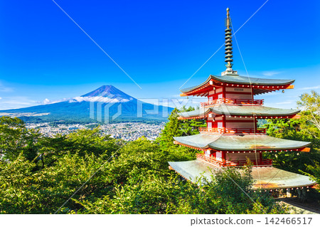 夏日富士山景色,以及新藏富士淺間神社的五重塔。 夏日富士山景色,以及新藏富士淺間神社的五重塔。 142466517