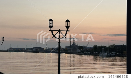 One of the world's three most beautiful sunsets: Kushiro Port One of the world's three most beautiful sunsets: Kushiro Port 142466528