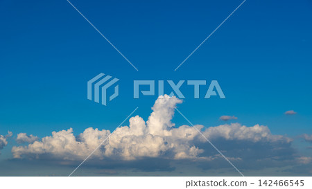 遠處晴朗的天空中正在形成積雨雲 a-1 遠處晴朗的天空中正在形成積雨雲 a-1 142466545