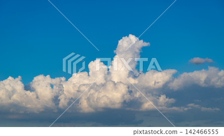 遠處晴朗的天空中正在形成積雨雲。 (c-1) 142466555