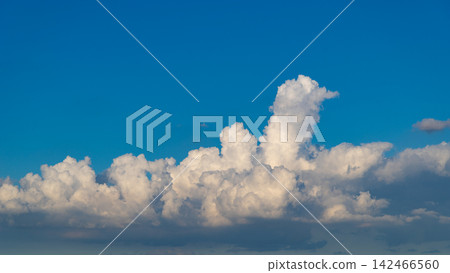 遠處晴朗的天空中正在形成積雨雲 d-1 遠處晴朗的天空中正在形成積雨雲 d-1 142466560
