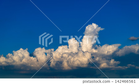 遠處晴朗的天空中正在形成積雨雲。 d-2 高飽和度對比度 遠處晴朗的天空中正在形成積雨雲。 d-2 高飽和度對比度 142466561
