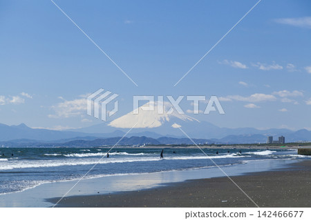 Shonan Kugenuma Beach, and the snow-capped Mt. Fuji in spring. Shonan Kugenuma Beach, and the snow-capped Mt. Fuji in spring. 142466677