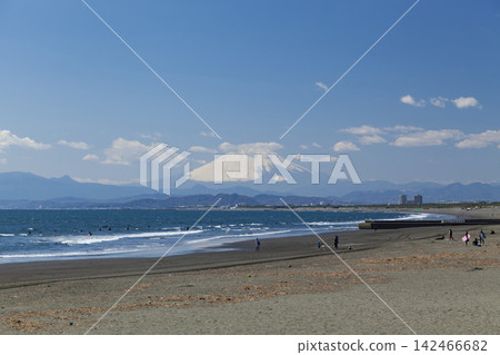 湘南久元沼海灘:春日富士山與大海的景色 湘南久元沼海灘:春日富士山與大海的景色 142466682