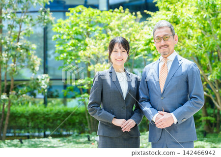 Business people standing on the company terrace 142466942