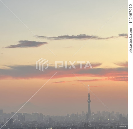 Tokyo Skytree and Mount Fuji: A sunset that paints the city sky. Tokyo Skytree and Mount Fuji: A sunset that paints the city sky. 142467010