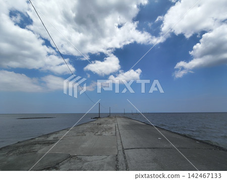 Saga Prefecture, Tara Kaichu Road under a blue sky (horizontal image) 142467133
