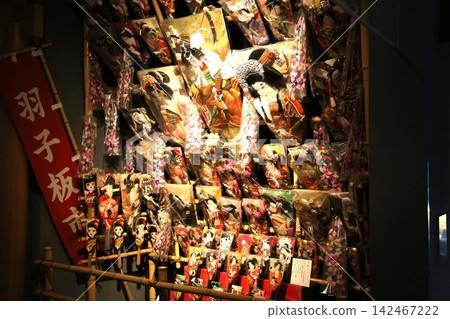 日本傳統的新年活動:熱鬧的跳蚤市場。 日本傳統的新年活動:熱鬧的跳蚤市場。 142467222