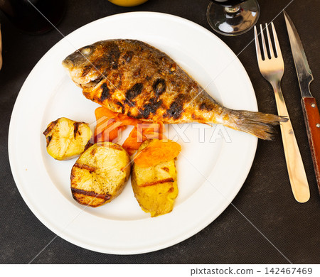 Grilled Dorado fish with potatoes Grilled Dorado fish with potatoes 142467469