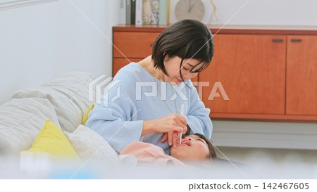 一位母親正在刷牙的圖片 142467605