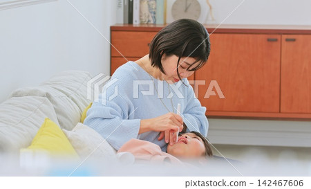 一位母親正在刷牙的圖片 142467606