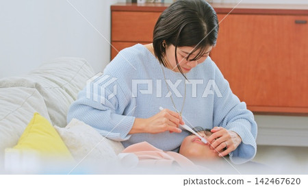 一位母親正在刷牙的圖片 142467620