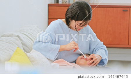 Image of a mother brushing her teeth 142467643