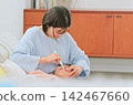 Image of a mother brushing her teeth 142467660