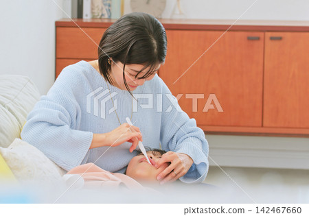 Image of a mother brushing her teeth 142467660