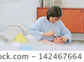 Image of a mother brushing her teeth 142467664