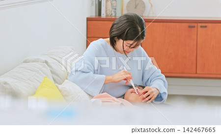 一位母親正在刷牙的圖片 142467665