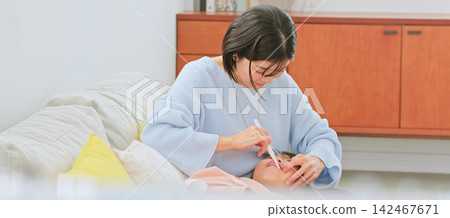 一位母親正在刷牙的圖片 142467671