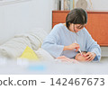 Image of a mother brushing her teeth 142467673