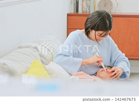 一位母親正在刷牙的圖片 142467673
