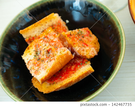Pan Con tomate, bread with tomato and garlic. Typical of Catalonia Pan Con tomate, bread with tomato and garlic. Typical of Catalonia 142467735