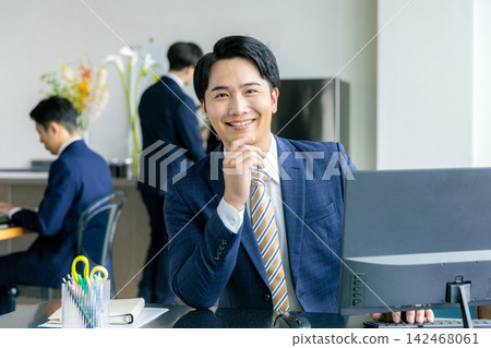 在辦公室工作的商人 142468061