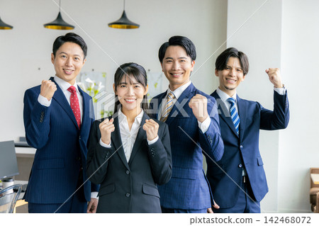 Men and women in suits that pose Men and women in suits that pose 142468072