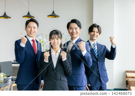 Men and women in suits that pose Men and women in suits that pose 142468073