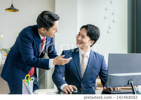 在辦公室工作的商人 142468082