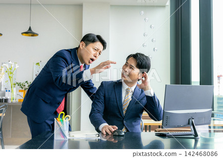 一位愛訓斥的老闆和一位因此感到困擾的下屬 一位愛訓斥的老闆和一位因此感到困擾的下屬 142468086