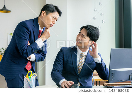 一位愛訓斥的老闆和一位因此感到困擾的下屬 一位愛訓斥的老闆和一位因此感到困擾的下屬 142468088