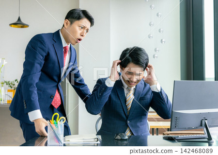 一位愛訓斥的老闆和一位因此感到困擾的下屬 一位愛訓斥的老闆和一位因此感到困擾的下屬 142468089