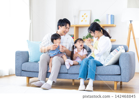 家庭-一家人在沙發上放鬆。 家庭-一家人在沙發上放鬆。 142468845