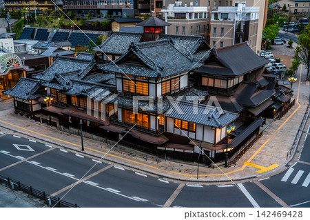 The dawn of Dogo Onsen [Matsuyama City, Ehime Prefecture] 142469428