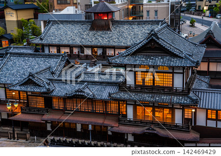 The dawn of Dogo Onsen [Matsuyama City, Ehime Prefecture] 142469429