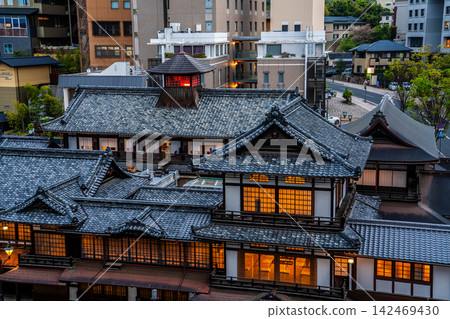 The dawn of Dogo Onsen [Matsuyama City, Ehime Prefecture] 142469430