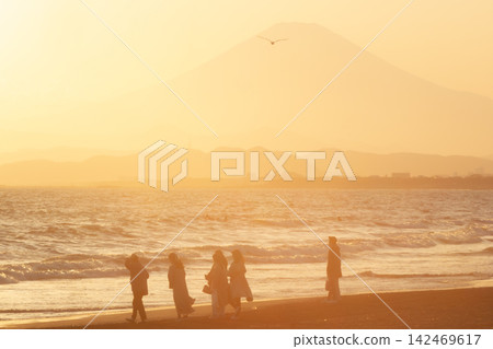 湘南久沼海灘:夕陽下的富士山與人群剪影 湘南久沼海灘:夕陽下的富士山與人群剪影 142469617