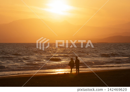 湘南久沼海灘:夕陽照亮了大海和人們的剪影。 湘南久沼海灘:夕陽照亮了大海和人們的剪影。 142469620