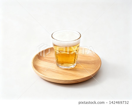 Beer glass vintage style on a wooden Beer glass vintage style on a wooden 142469732